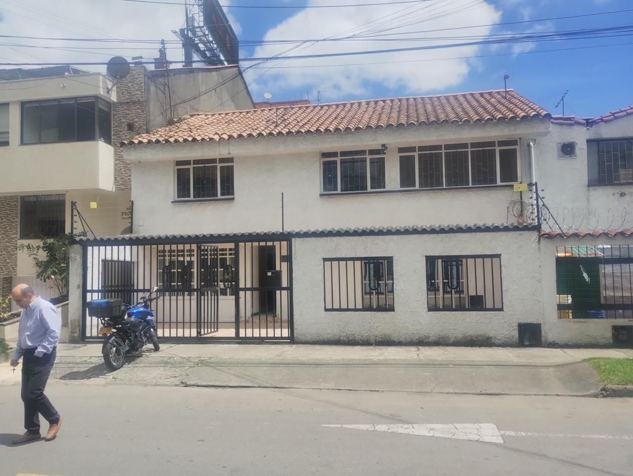 Casa en arriendo Cundinamarca Bogotá El Salitre 220 m2 Habitaciones 5 Baños 3 Garajes 3 Precio $4500000