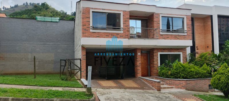 Casa en arriendo o venta Antioquia Sabaneta Vereda La Doctora 340 m2 Habitaciones 5 Baños 5 Garajes 4 Precio venta $1300000000 Precio arriendo $6600000