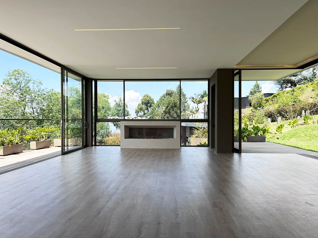 Casa en arriendo o venta Antioquia Envigado Vereda El Peñasco 611 m2 Habitaciones 3 Baños 5 Garajes 4 Precio venta $8000000000 Precio arriendo $41000000