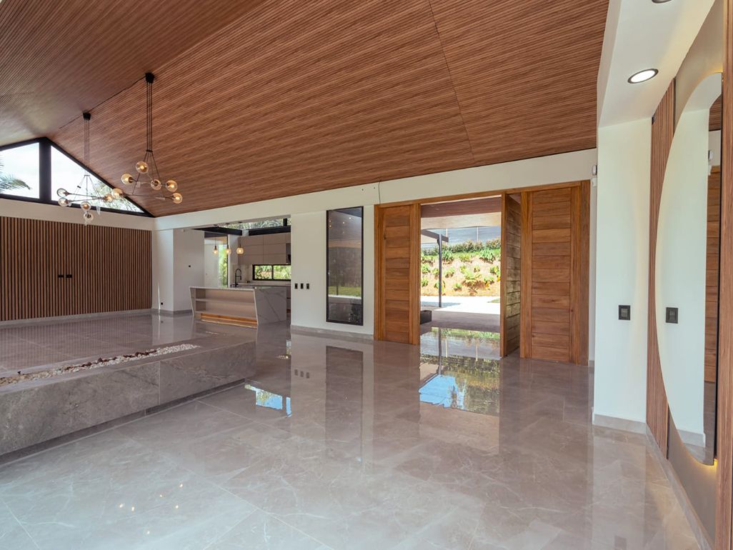 Casa en venta Antioquia La Ceja Centro 580 m2 Habitaciones 3 Baños 5 Garajes 3 Precio $2950000000