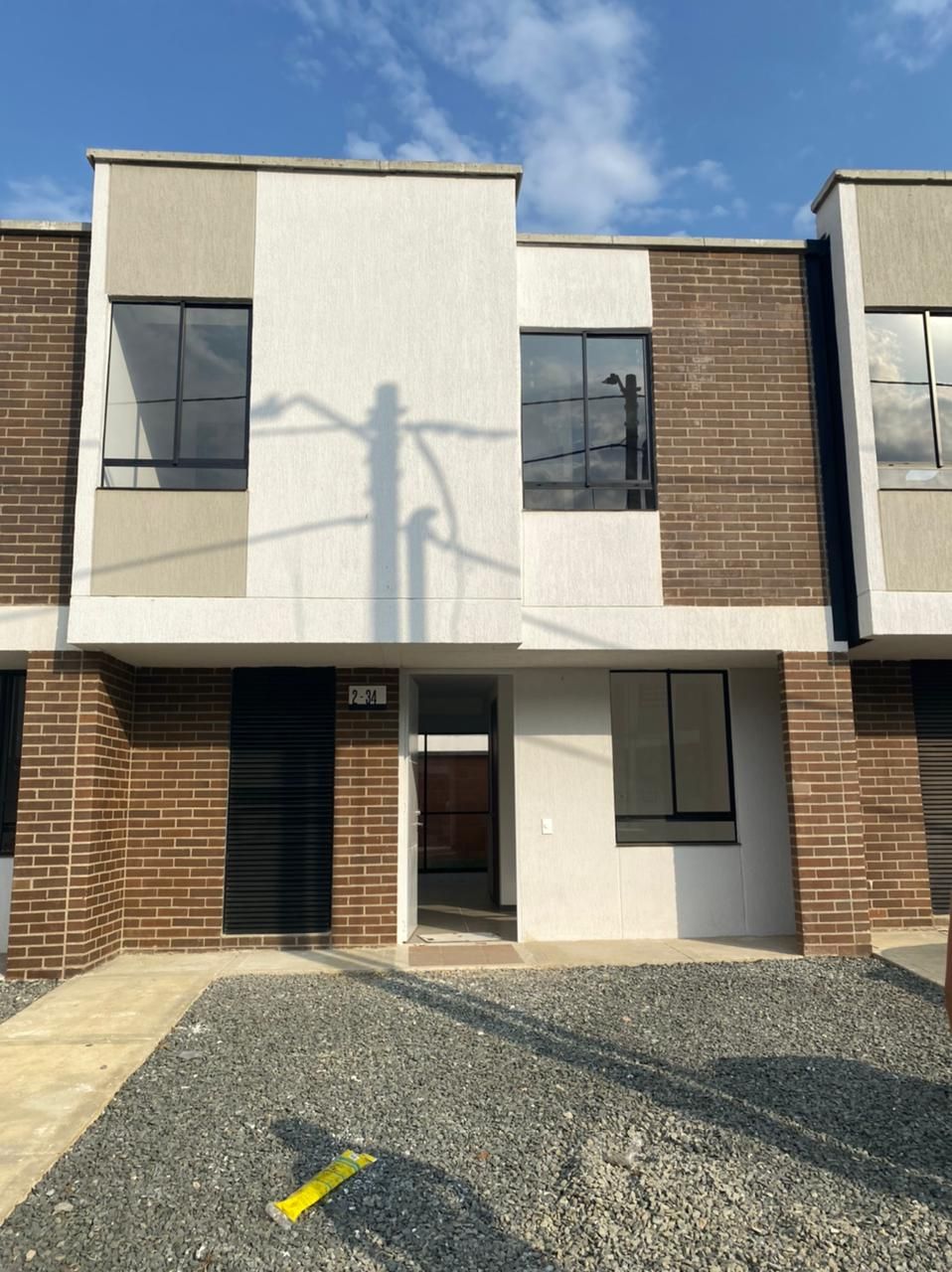 Casa en arriendo o venta Valle Del Cauca Jamundí Ub Alferez Real 112 m2 Habitaciones 3 Baños 3 Garajes 2 Precio venta $370000000 Precio arriendo $1450000