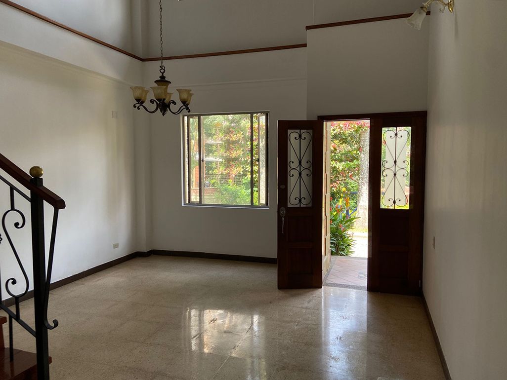 Casa en arriendo Antioquia Sabaneta Los Alcázares 230 m2 Habitaciones 3 Baños 3 Garajes 2 Precio $5650000