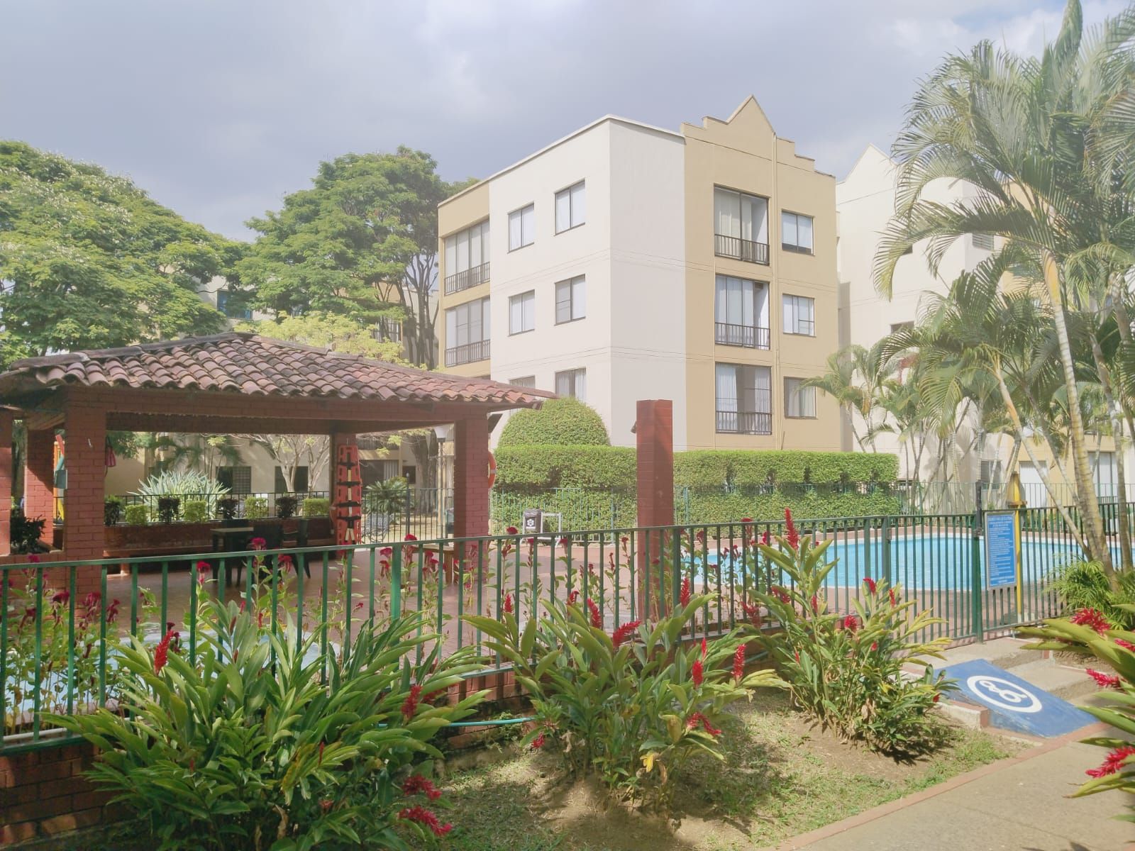 Apartamento en arriendo Valle Del Cauca Cali Bosques Del Limonar 94 m2 Habitaciones 3 Baños 3 Garajes 2 Precio $1700000