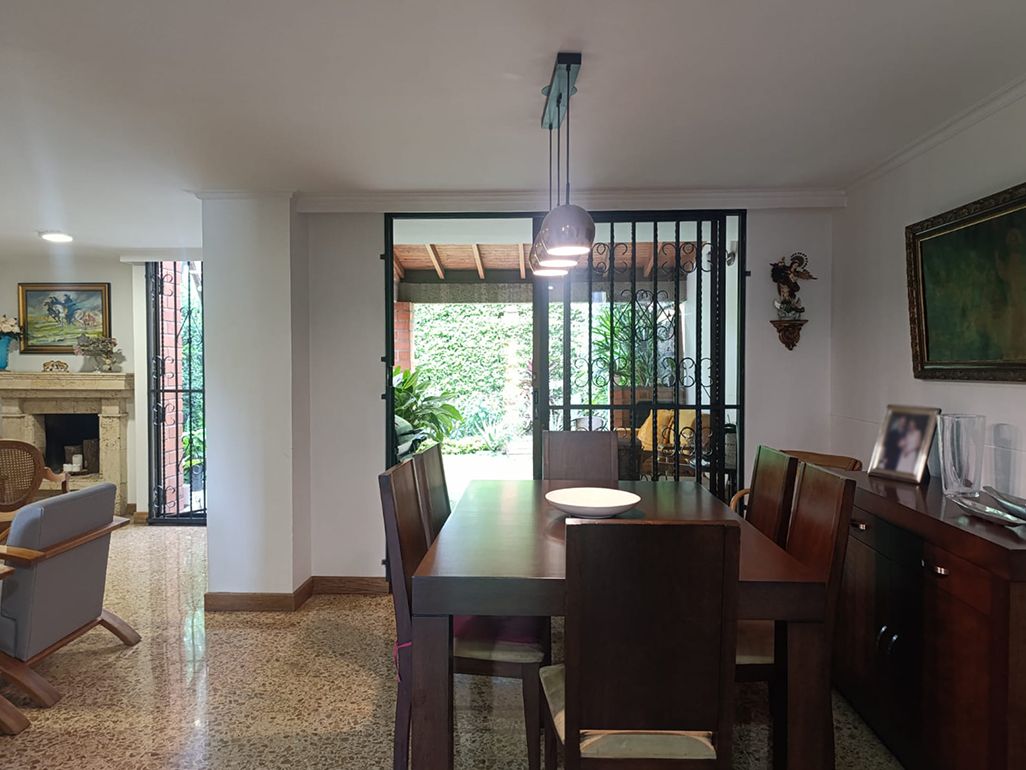 Casa en venta Antioquia Medellín Los Naranjos 231 m2 Habitaciones 3 Baños 5 Garajes 3 Precio $1240000000