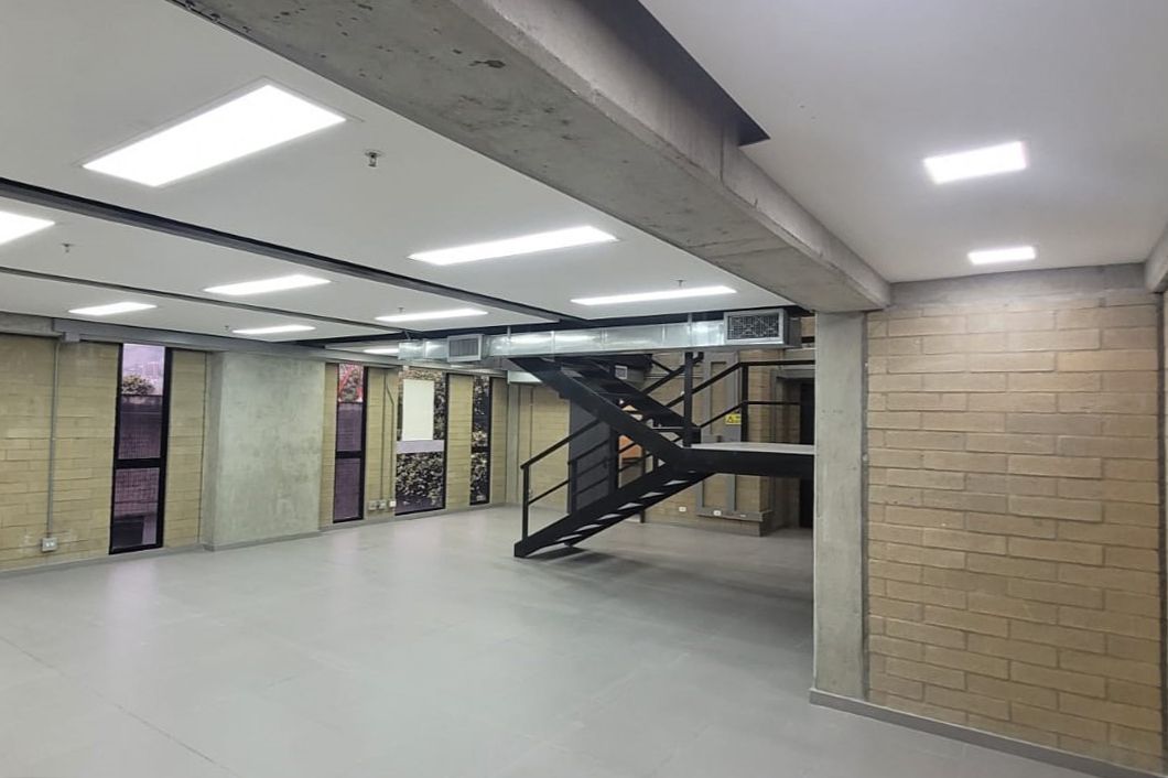 Oficina en arriendo Antioquia Medellín Cristo Rey 200 m2 Habitaciones 0 Baños 3 Garajes 2 Precio $14500000