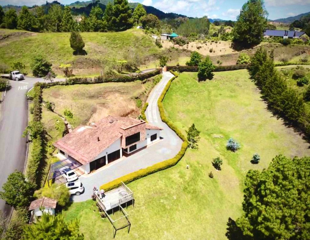 Finca en venta Antioquia El Retiro El Retiro 325 m2 Habitaciones 5 Baños 5 Garajes 5 Precio $2200000000