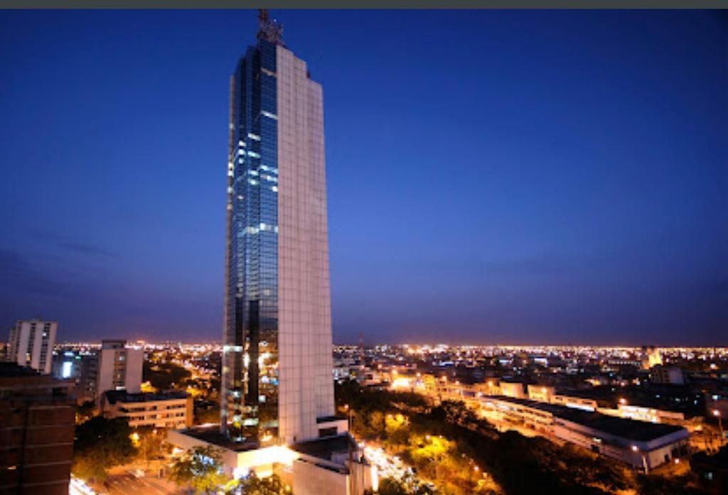 Oficina en venta Valle Del Cauca Cali Versalles 340 m2 Habitaciones 0 Baños 4 Garajes 2 Precio $1300000000