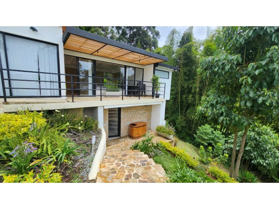 Finca en venta Antioquia Peñol Peñol 330 m2 Habitaciones 4 Baños 3 Garajes 3 Precio $2490000000