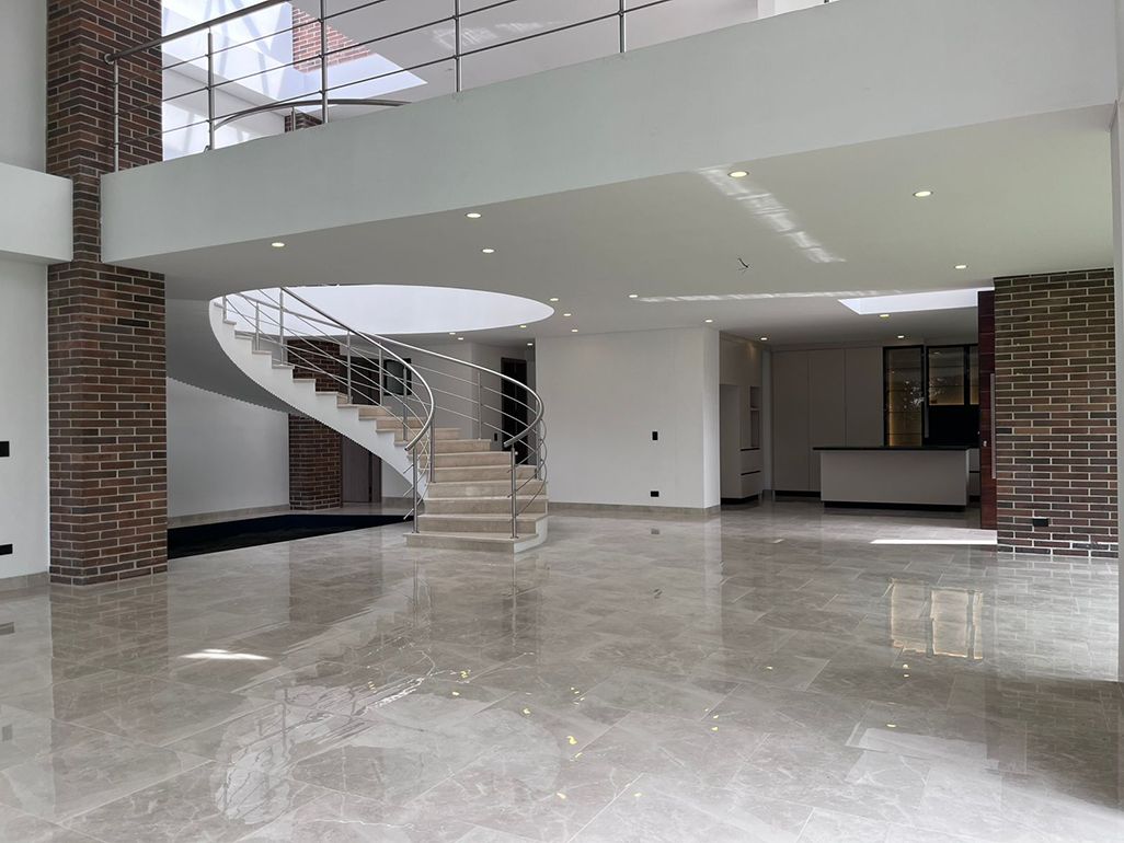Casa en arriendo o venta Antioquia Envigado Vereda El Peñasco 406 m2 Habitaciones 3 Baños 5 Garajes 6 Precio venta $4530000000 Precio arriendo $25700000
