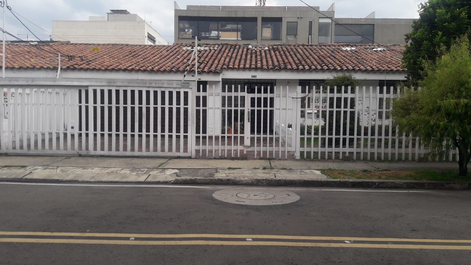 Casa en arriendo o venta Cundinamarca Bogotá Los Cedritos 250 m2 Habitaciones 3 Baños 2 Garajes 1 Precio venta $1850000000 Precio arriendo $8500000