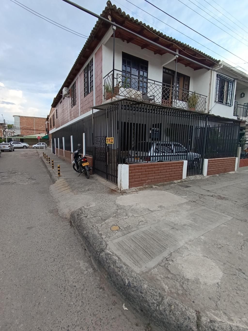 Casa en venta Valle Del Cauca Cali Los Guayacanes 130 m2 Habitaciones 6 Baños 4 Garajes 2 Precio $430000000