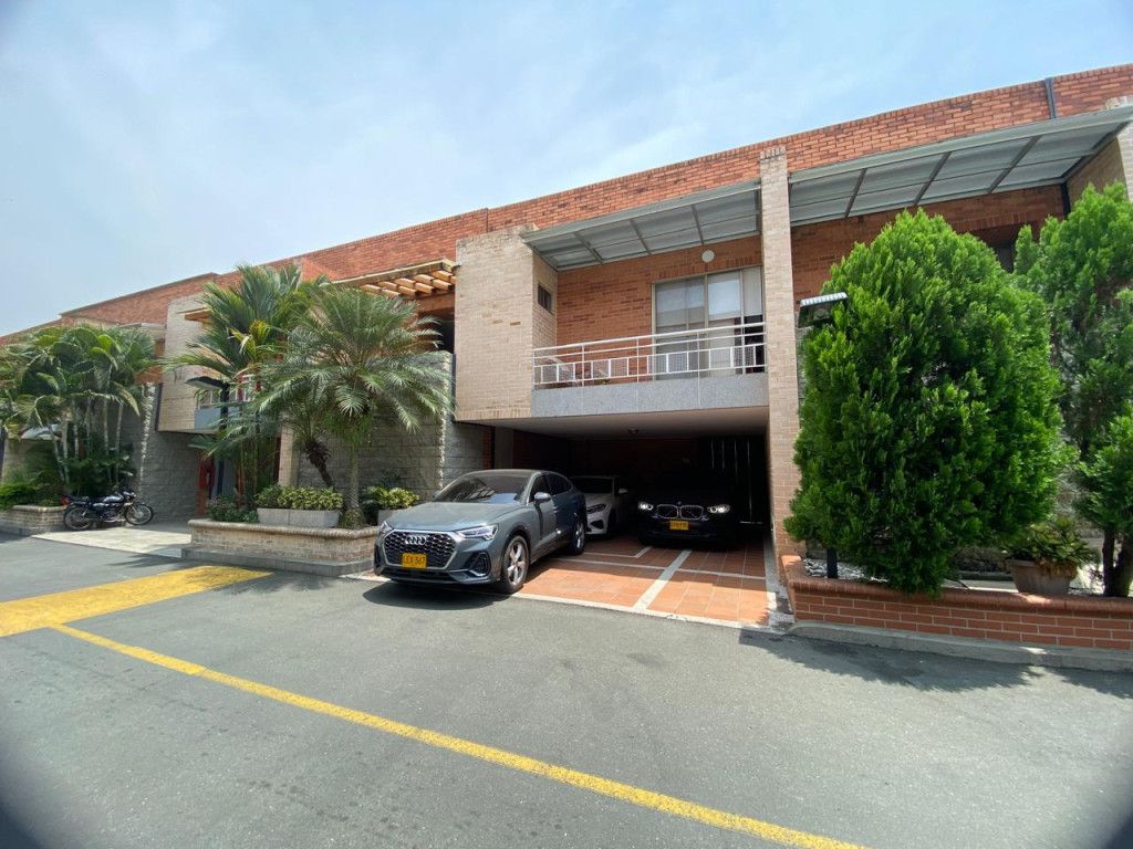 Casa en venta Valle Del Cauca Cali Urbanización Ciudad Jardín 455 m2 Habitaciones 4 Baños 6 Garajes 4 Precio $1760000000