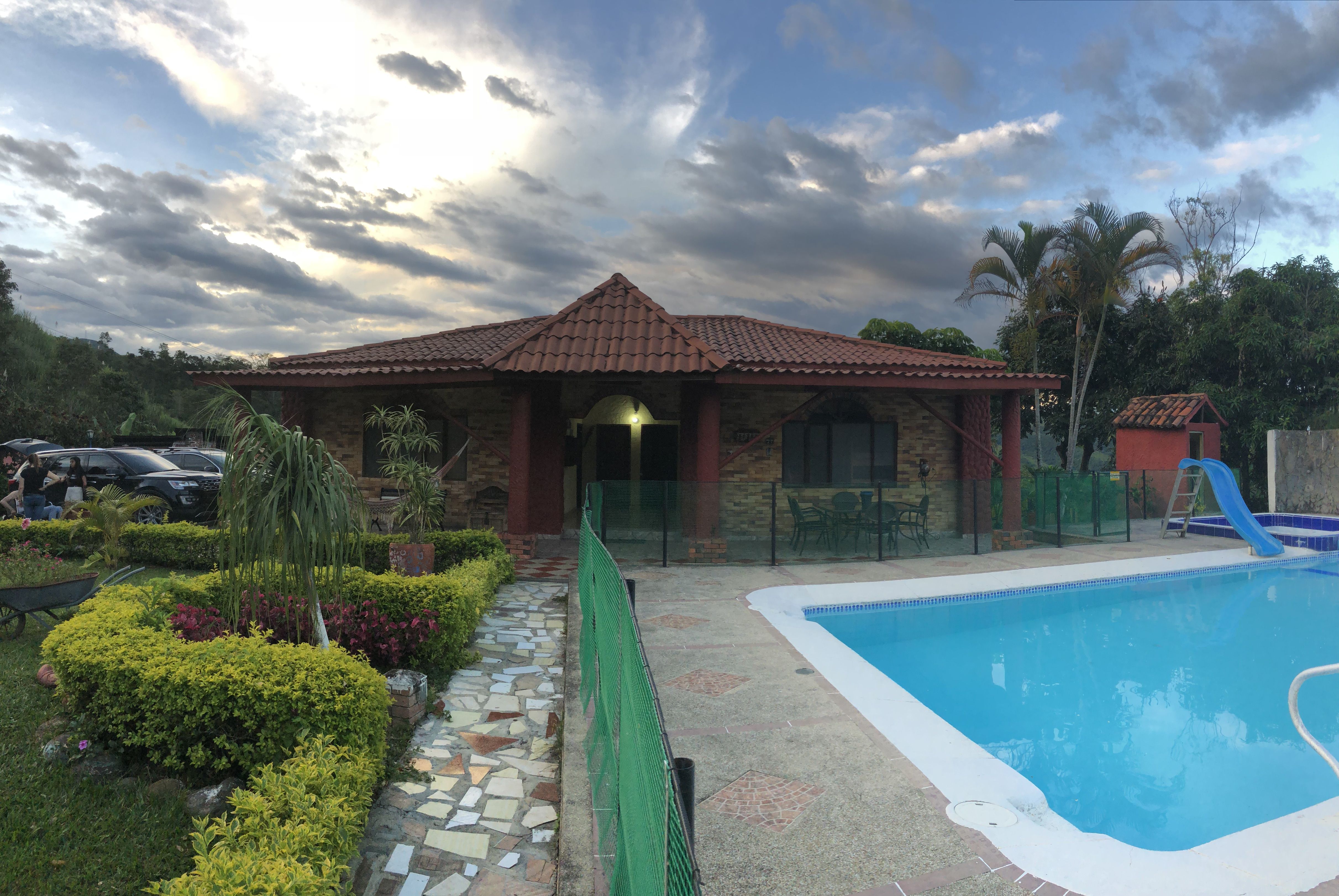 Finca en venta Cundinamarca Villeta Cayunda Bajo 934 m2 Habitaciones 6 Baños 4 Garajes 4 Precio $1500000000