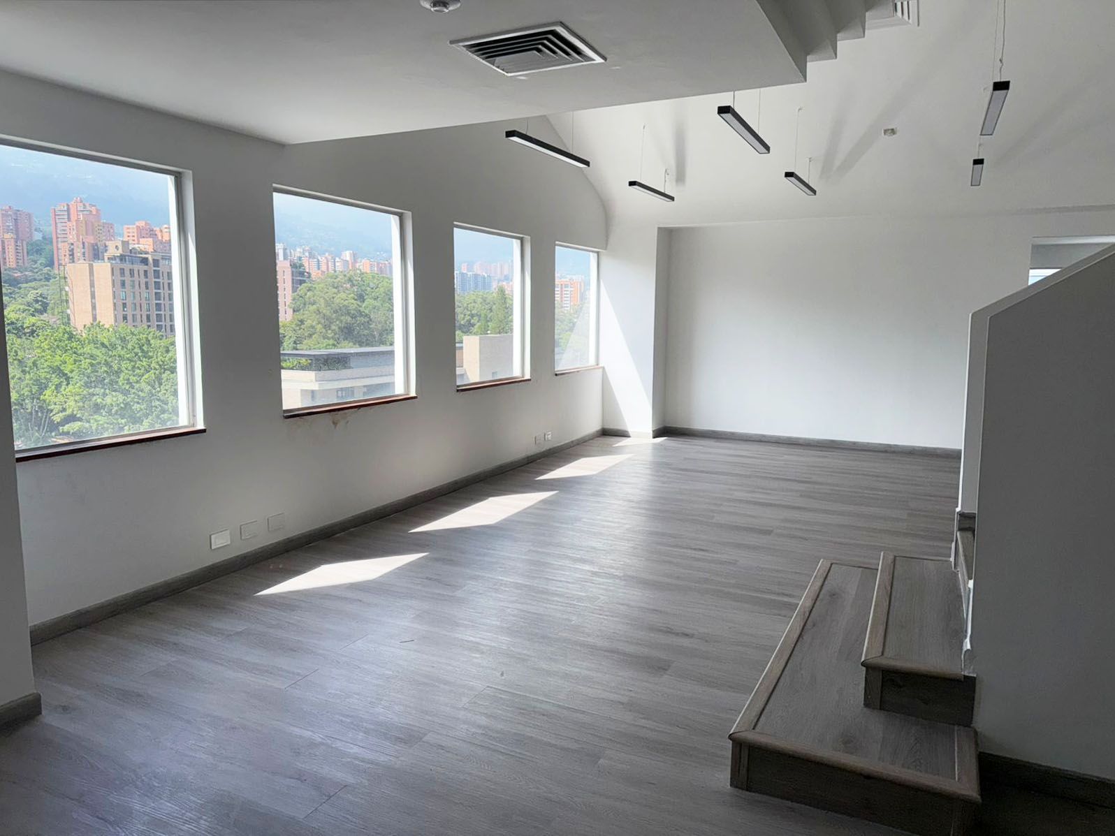 Oficina en arriendo Antioquia Medellín Santa Maria De Los Angeles 126 m2 Habitaciones 0 Baños 2 Garajes 1 Precio $8500000