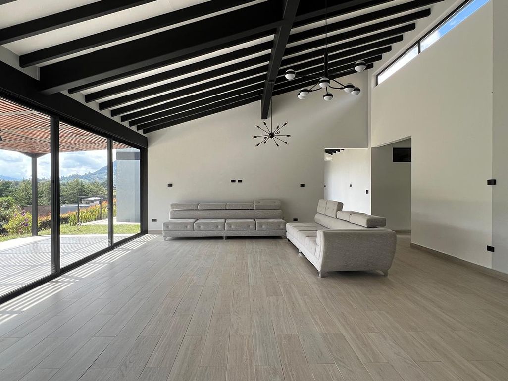 Casa en arriendo o venta Antioquia El Carmen De Viboral Barrio Ospina 400 m2 Habitaciones 5 Baños 6 Garajes 2 Precio venta $3050000000 Precio arriendo $15700000