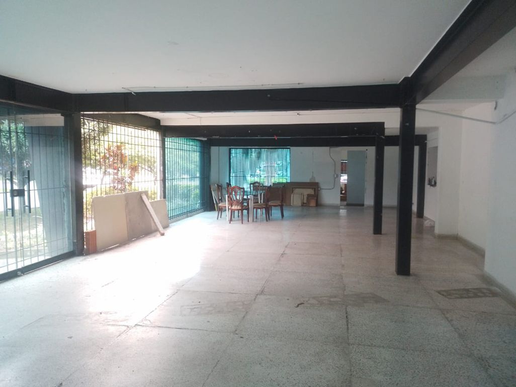Local en arriendo o venta Antioquia Medellín Bolivariana 1420 m2 Habitaciones 0 Baños 6 Garajes 5 Precio venta $6500000000 Precio arriendo $43000000