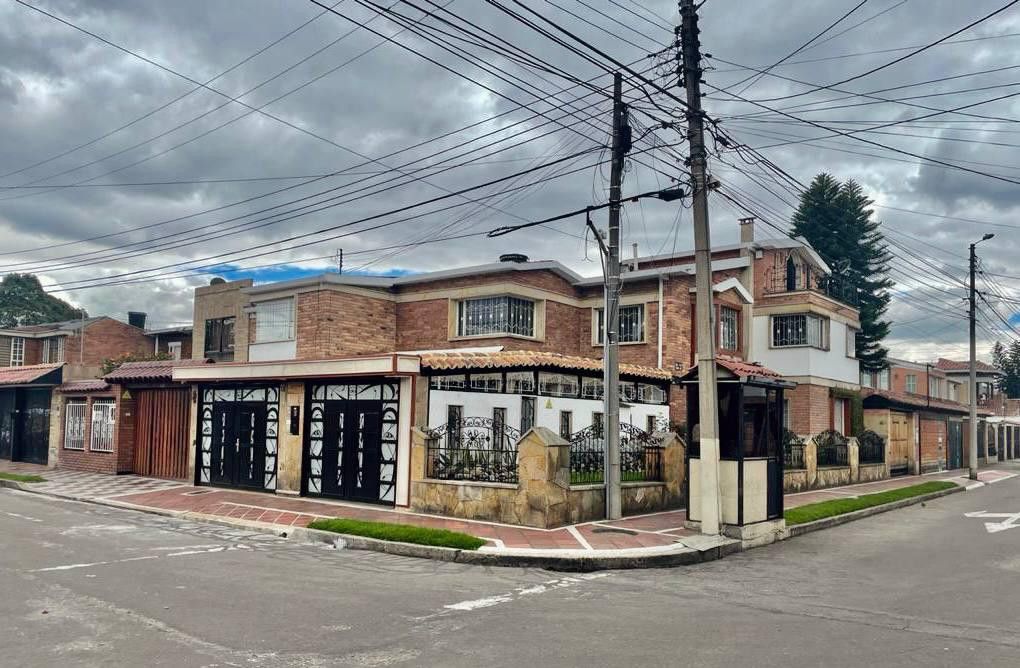 Casa en arriendo Cundinamarca Bogotá La Esmeralda 430 m2 Habitaciones 5 Baños 4 Garajes 5 Precio $10900000