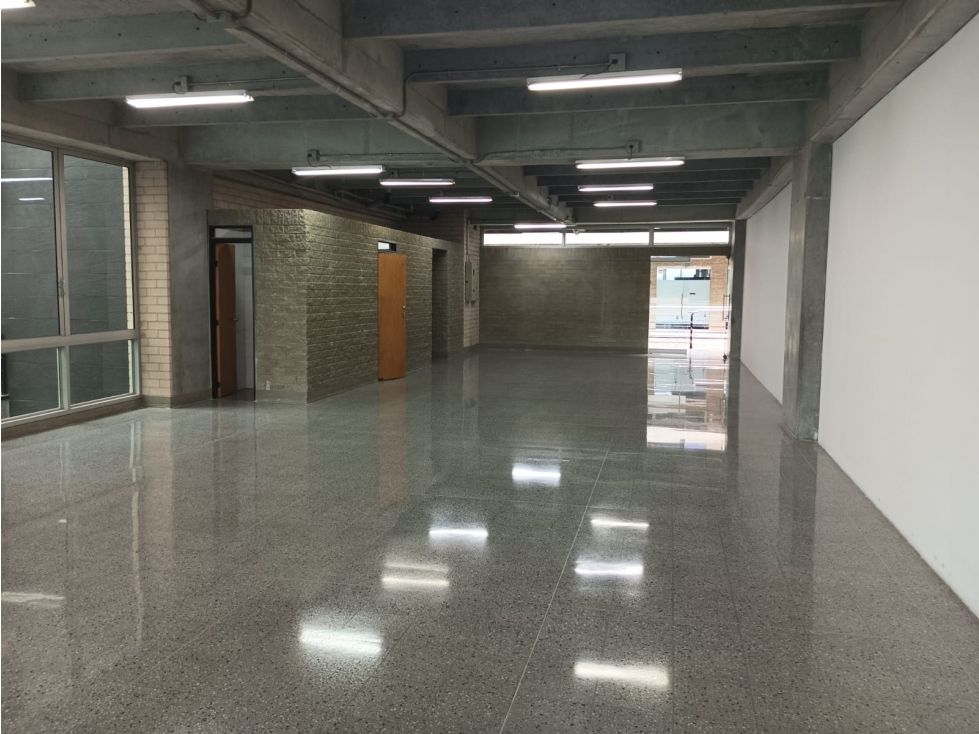 Oficina en arriendo Antioquia Medellín La Aguacatala 350 m2 Habitaciones 0 Baños 2 Garajes 2 Precio $18648300