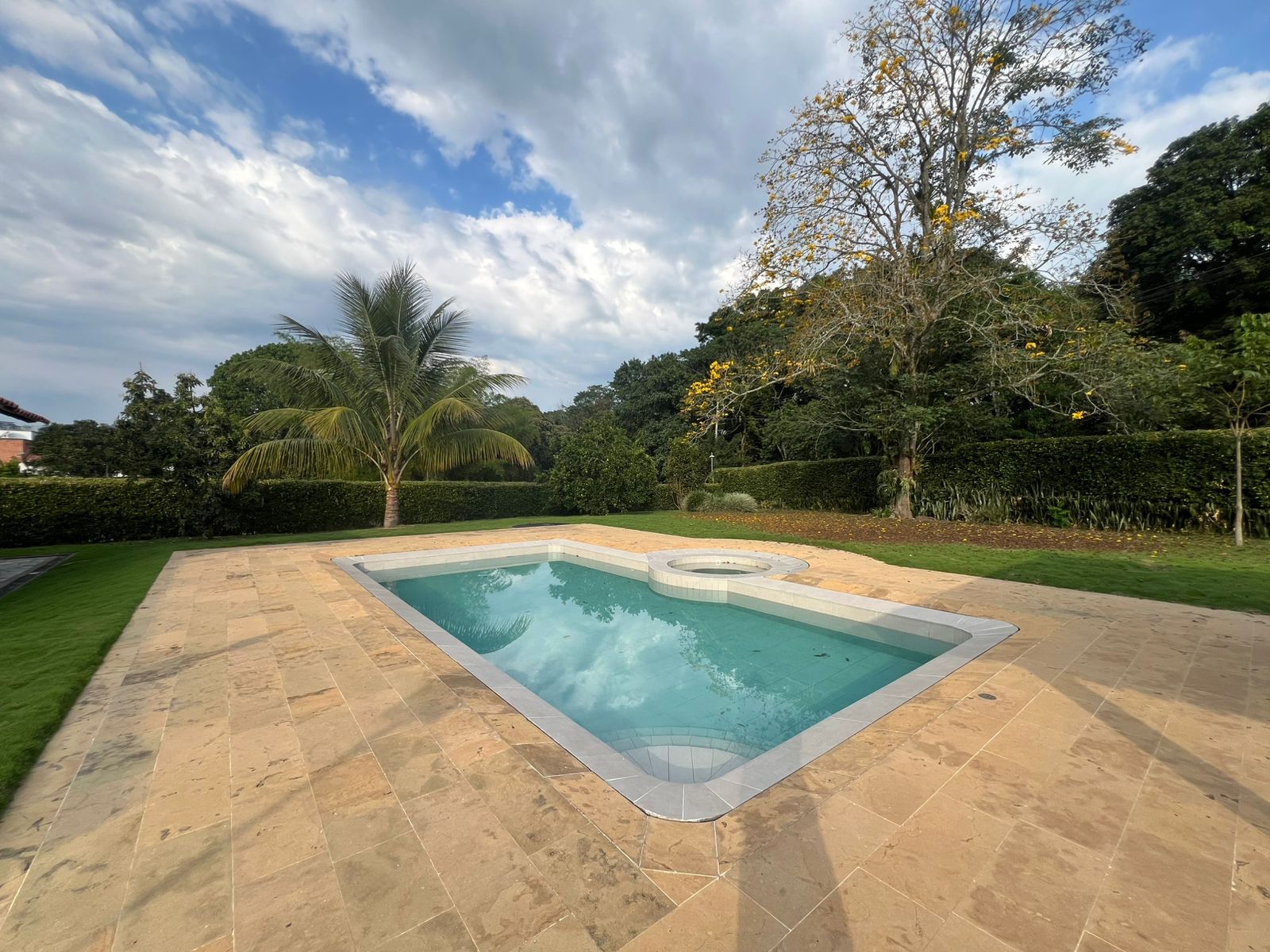 Casa en arriendo o venta Risaralda Pereira Br San Fernando 500 m2 Habitaciones 4 Baños 6 Garajes 6 Precio venta $2700000000 Precio arriendo $11300000