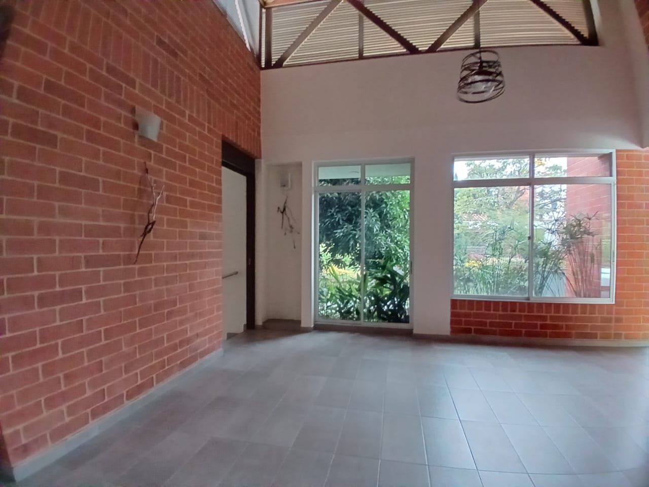 Casa en arriendo Risaralda Pereira Br San Fernando 1700 m2 Habitaciones 3 Baños 5 Garajes 5 Precio $9300000