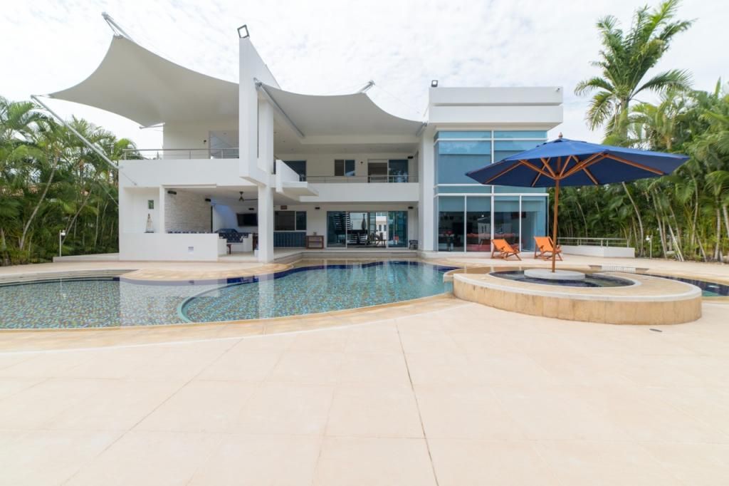Casa en venta Cundinamarca Girardot Centro 550 m2 Habitaciones 6 Baños 7 Garajes 5 Precio $2500000000