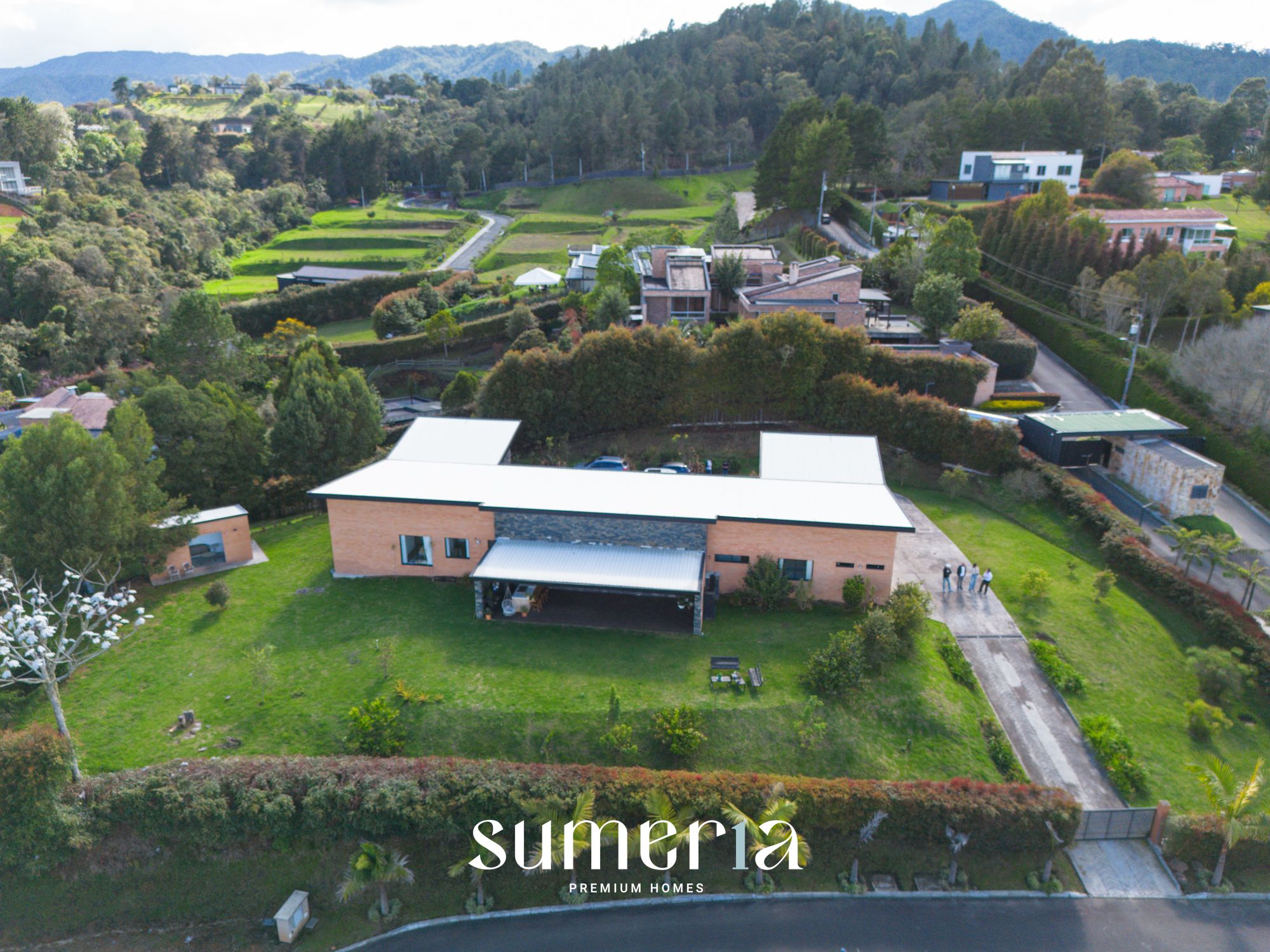 Casa Campestre en arriendo o venta Antioquia Envigado Las Palmas 3250 m2 Habitaciones 5 Baños 6 Garajes 6 Precio venta $3600000000 Precio arriendo $20000000