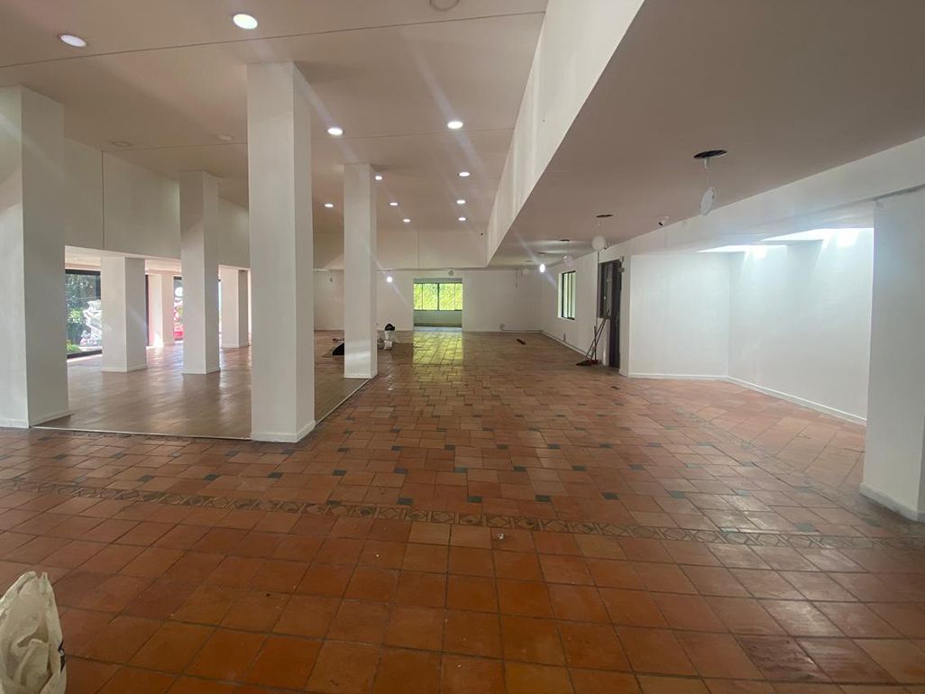 Local en arriendo Antioquia Medellín Altos Del Poblado 580 m2 Habitaciones 0 Baños 2 Garajes 6 Precio $27000000