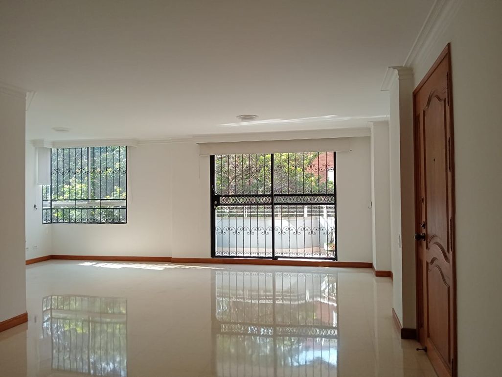 Apartamento en arriendo o venta Antioquia Medellín Laureles 140 m2 Habitaciones 4 Baños 3 Garajes 2 Precio venta $1050000000 Precio arriendo $5800000