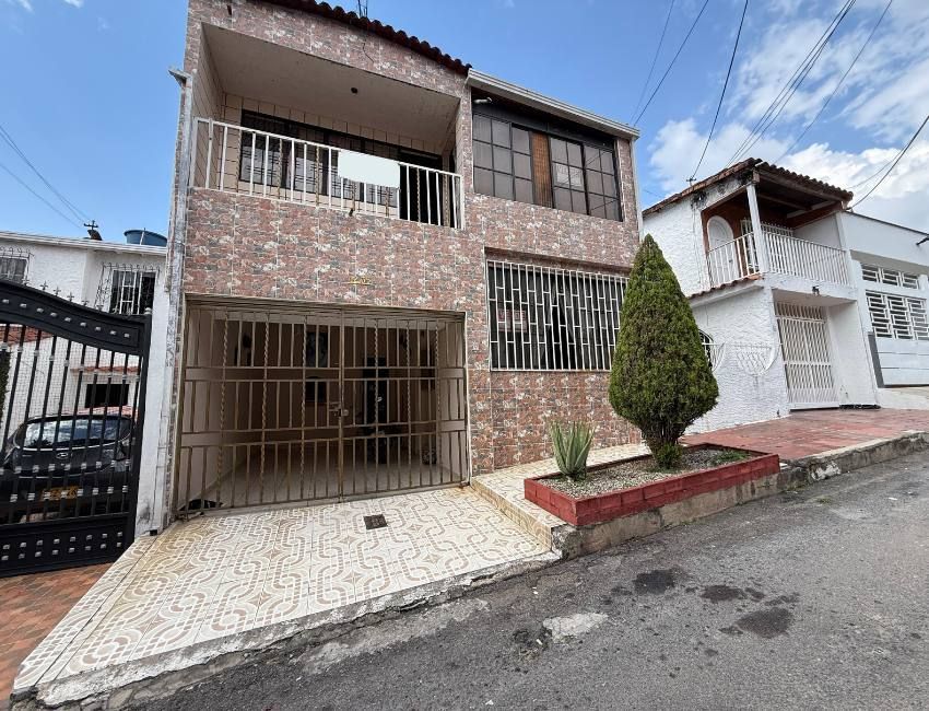 Casa en venta Santander Bucaramanga Cadiles 250 m2 Habitaciones 6 Baños 4 Garajes 1 Precio $520000000