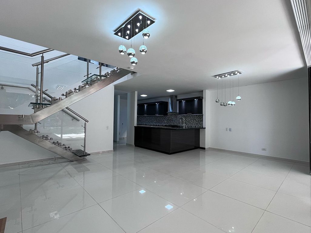 Casa en arriendo Antioquia Envigado Loma Del Atravesado 215 m2 Habitaciones 3 Baños 4 Garajes 2 Precio $13300000