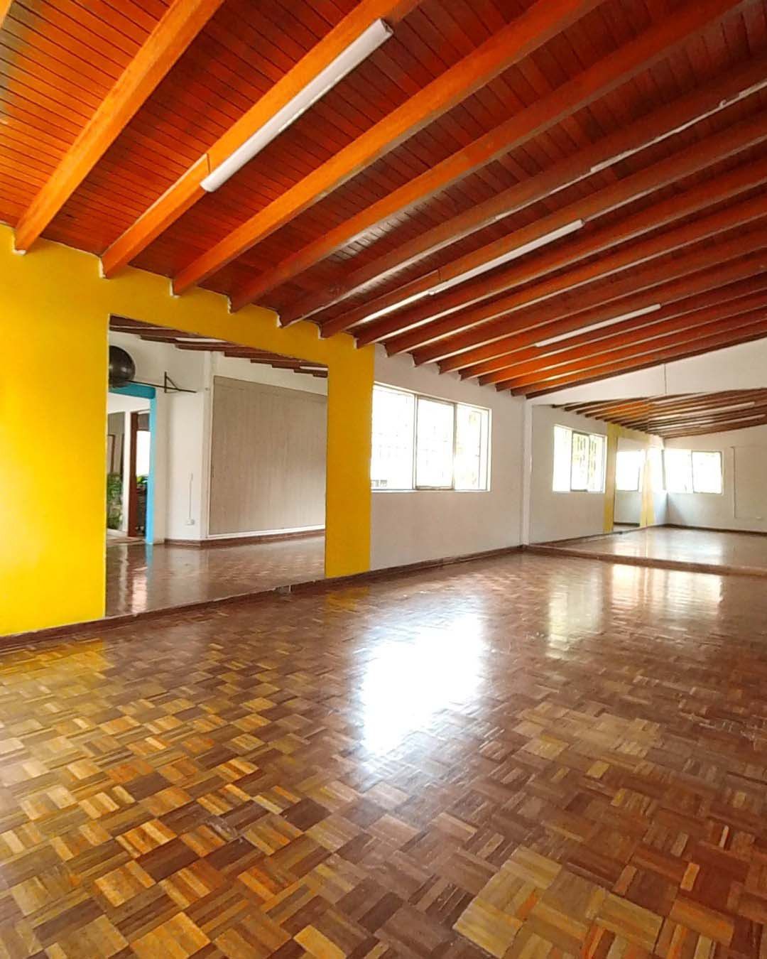 Casa en venta Antioquia Medellín Las Acacias 250 m2 Habitaciones 5 Baños 3 Garajes 2 Precio $2000000000