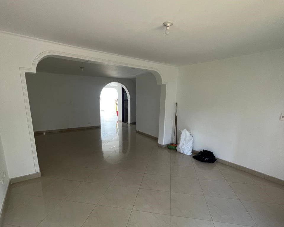 Oficina en arriendo o venta Antioquia Medellín Fatima 265 m2 Habitaciones 0 Baños 5 Garajes 3 Precio venta $1380000000 Precio arriendo $8500000