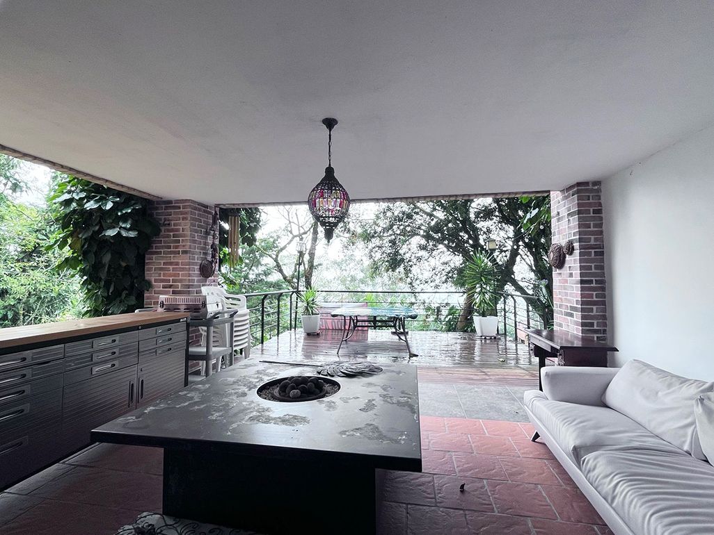 Casa en arriendo o venta Antioquia Envigado Loma Del Atravesado 550 m2 Habitaciones 6 Baños 6 Garajes 6 Precio venta $3820000000 Precio arriendo $16500000