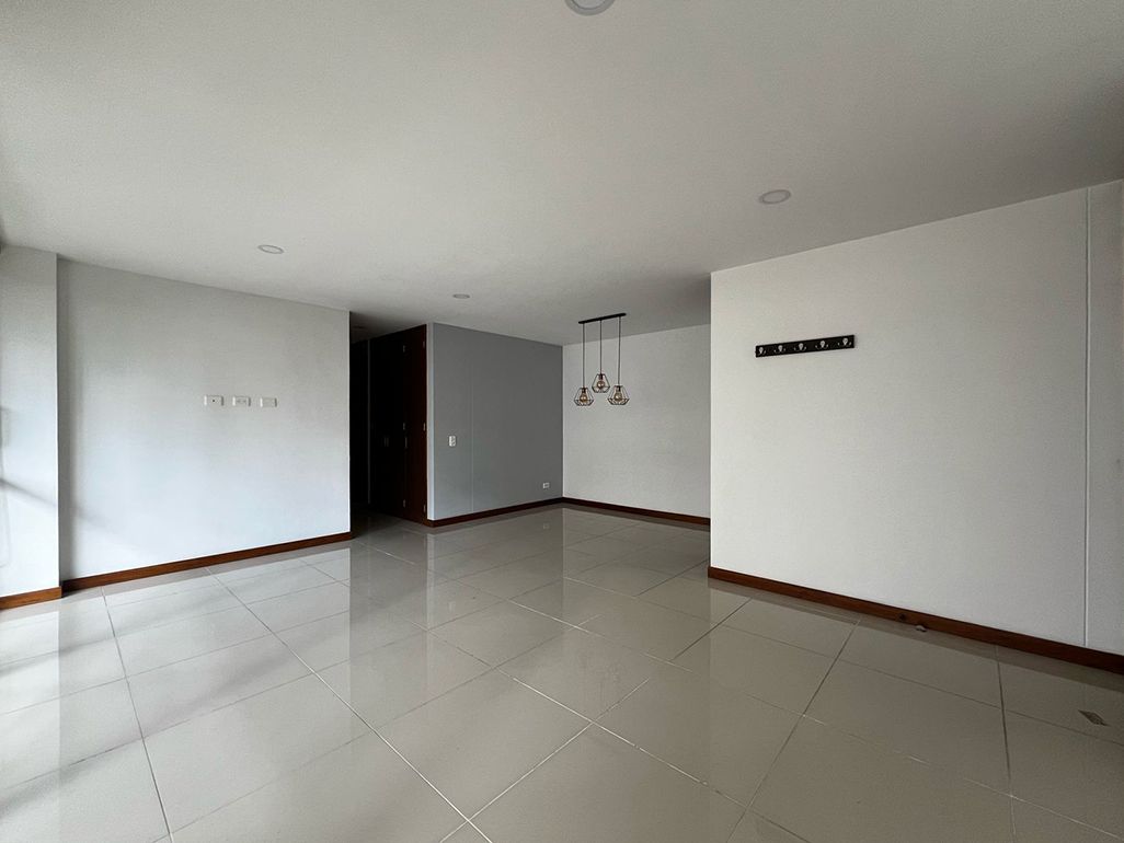 Apartamento en arriendo Antioquia Envigado El Esmeraldal 125 m2 Habitaciones 3 Baños 3 Garajes 2 Precio $5250000