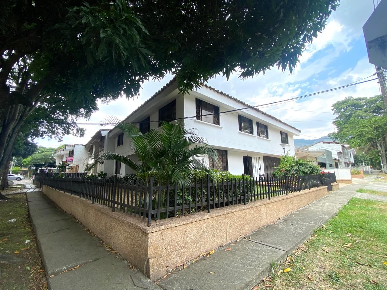 Casa en venta Valle Del Cauca Cali La Flora 350 m2 Habitaciones 5 Baños 5 Garajes 2 Precio $1200000000