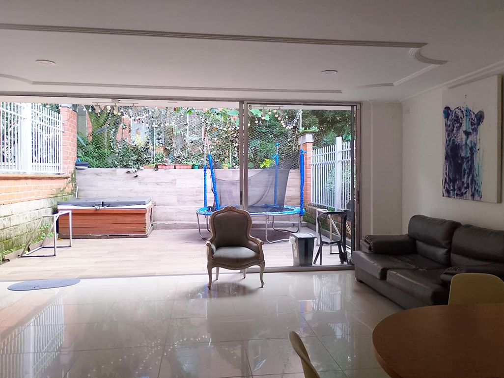 Casa en venta Antioquia Medellín Castropol 246 m2 Habitaciones 3 Baños 4 Garajes 2 Precio $1050000000