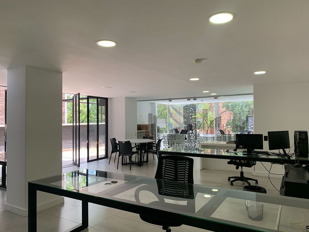 Oficina en arriendo o venta Antioquia Envigado Bosques De Zúñiga 80 m2 Habitaciones 0 Baños 1 Garajes 2 Precio venta $740000000 Precio arriendo $6700000