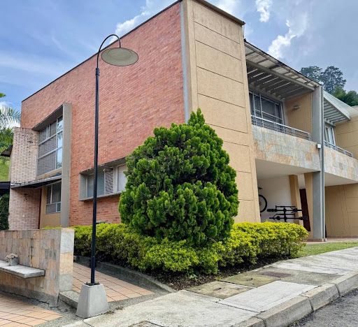 Casa en venta Antioquia Medellín El Tesoro 220 m2 Habitaciones 3 Baños 4 Garajes 2 Precio $1750000000