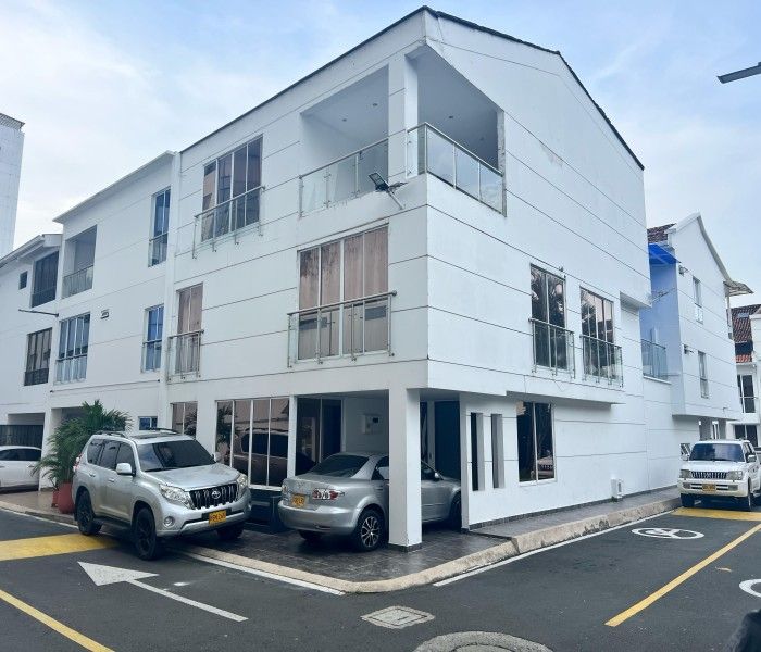 Casa en venta Valle Del Cauca Cali Camino Real - Los Fundadores 350 m2 Habitaciones 6 Baños 7 Garajes 2 Precio $1090000000