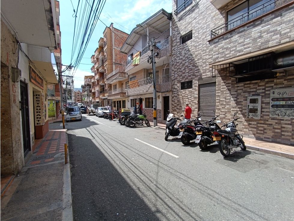 Local en arriendo o venta Antioquia Itagüí Centro 100 m2 Habitaciones 0 Baños 2 Garajes 0 Precio venta $800000000 Precio arriendo $4800000