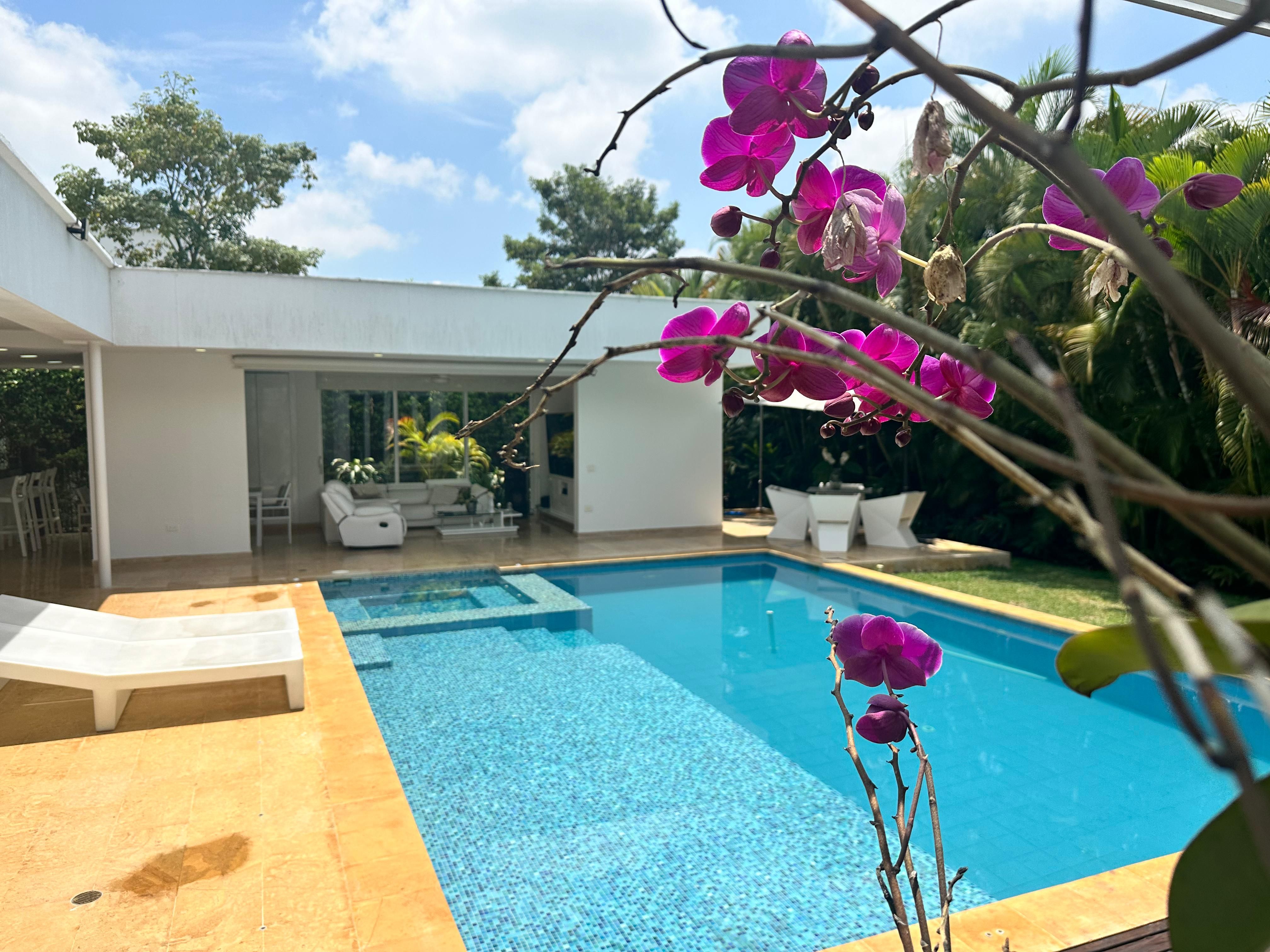 Casa en arriendo o venta Valle Del Cauca Cali Ciudadela Del Rio 1100 m2 Habitaciones 4 Baños 6 Garajes 5 Precio venta $3200000000 Precio arriendo $16500000