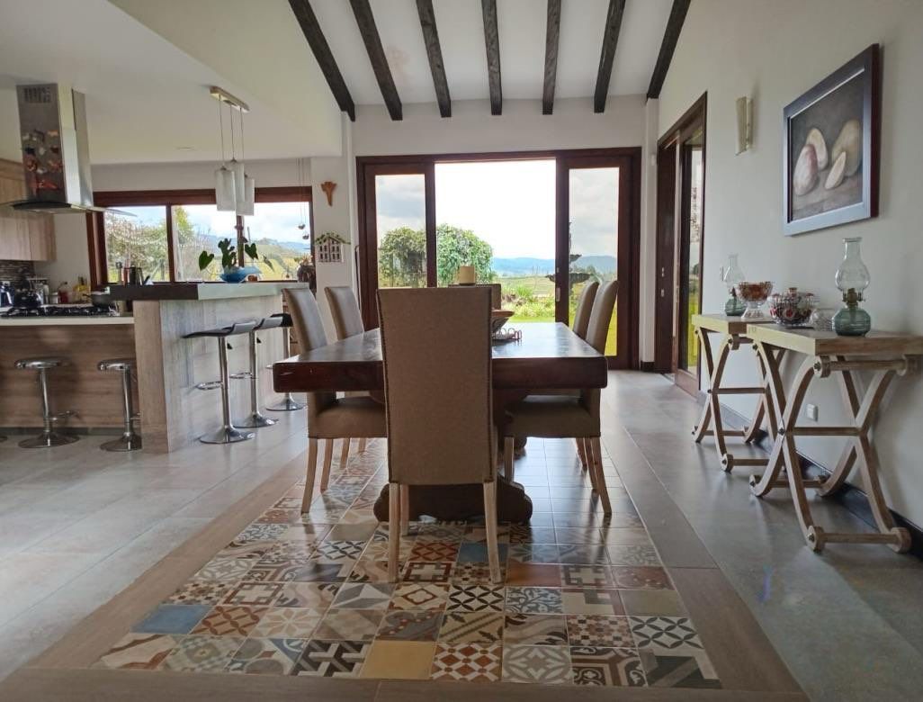 Casa en arriendo o venta Antioquia Guarne Punto Mayor 4870 m2 Habitaciones 4 Baños 5 Garajes 2 Precio venta $3550000000 Precio arriendo $15800000