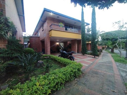 Casa en arriendo Antioquia Itagüí Yarumito 280 m2 Habitaciones 3 Baños 4 Garajes 2 Precio $8000000