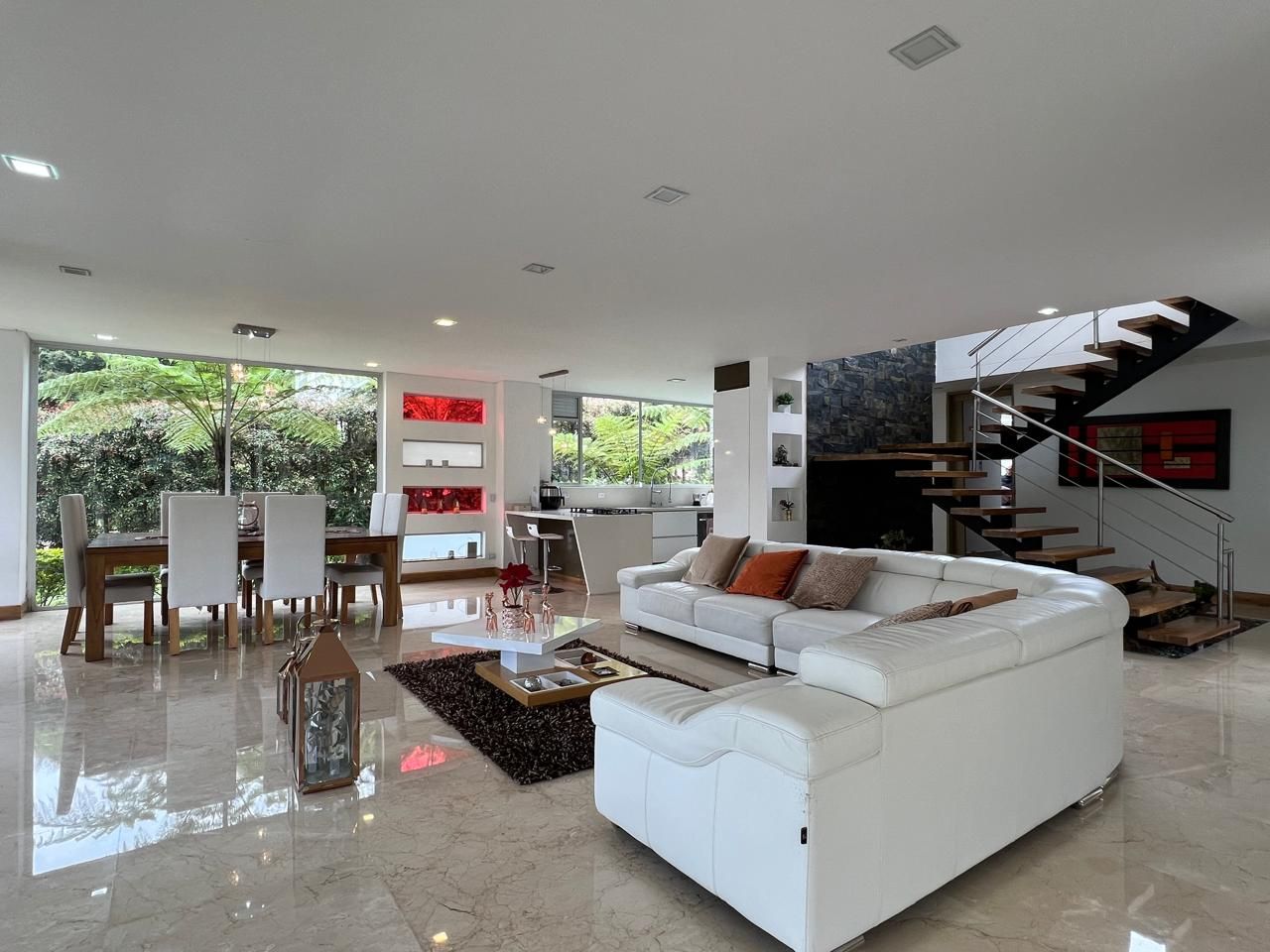 Casa en arriendo o venta Antioquia Envigado Loma Benedictinos 450 m2 Habitaciones 4 Baños 5 Garajes 2 Precio venta $3000000000 Precio arriendo $26000000
