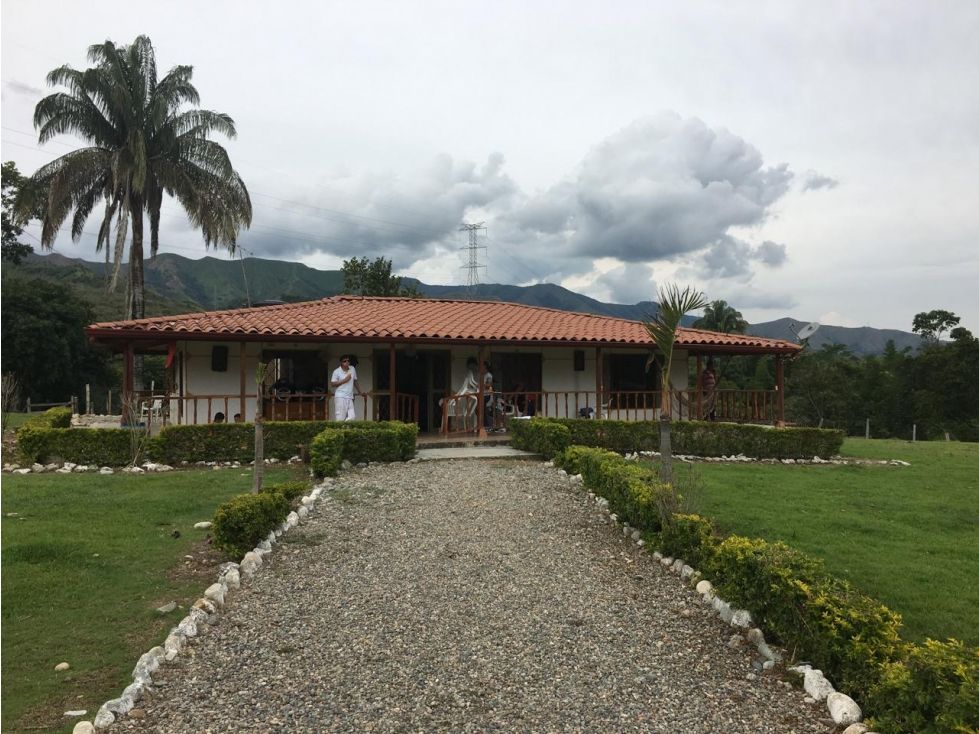 Finca en venta Tolima Rovira Rovira 400 m2 Habitaciones 4 Baños 3 Garajes 3 Precio $1500000000