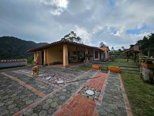 Casa en arriendo Antioquia Envigado Envigado 280 m2 Habitaciones 4 Baños 4 Garajes 3 Precio $10000000