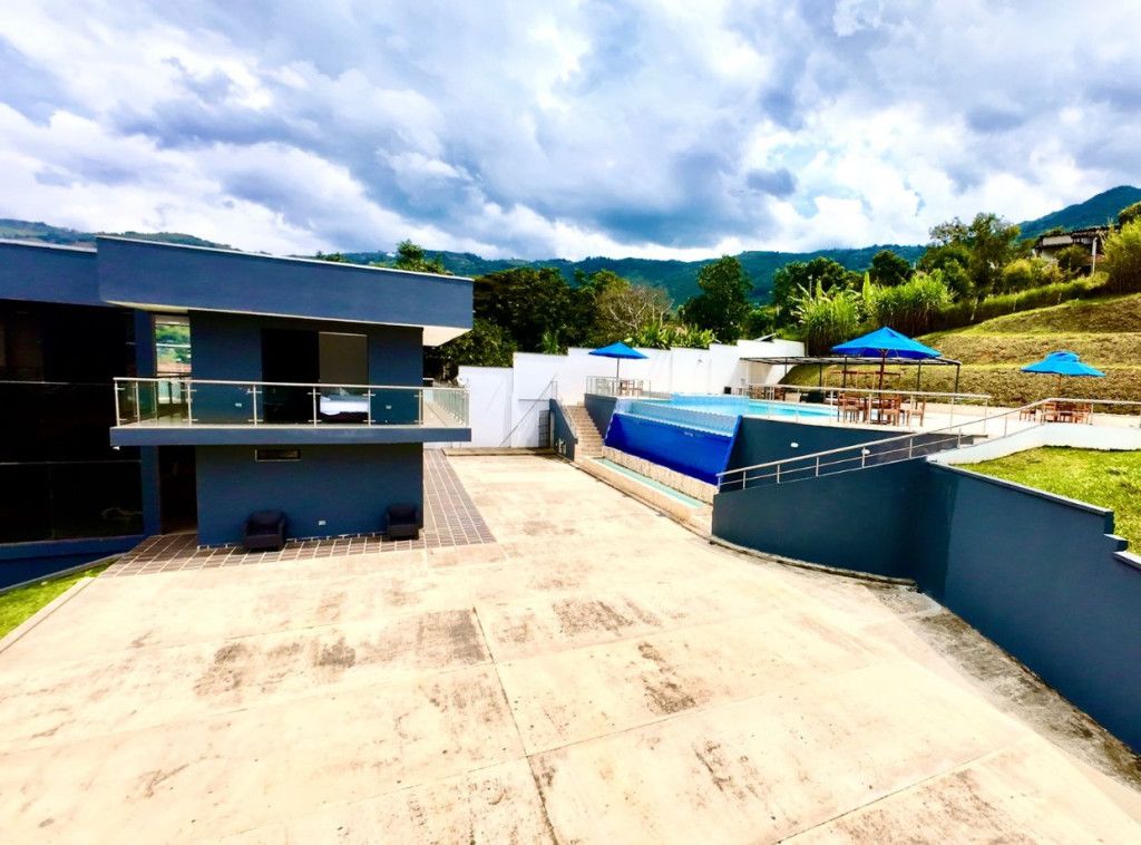 Finca en venta Antioquia Girardota Aurelio Mejía 350 m2 Habitaciones 9 Baños 10 Garajes 5 Precio $2000000000