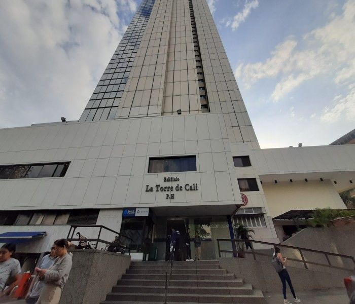 Oficina en venta Valle Del Cauca Cali Versalles 328 m2 Habitaciones 0 Baños 5 Garajes 2 Precio $1300000000