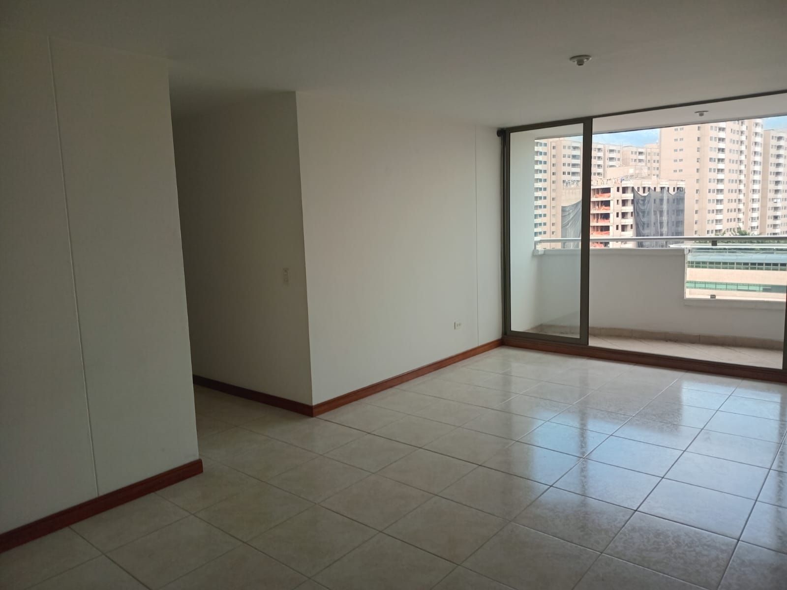 Apartamento en arriendo Antioquia Envigado Jardines 90 m2 Habitaciones 3 Baños 2 Garajes 2 Precio $4150000