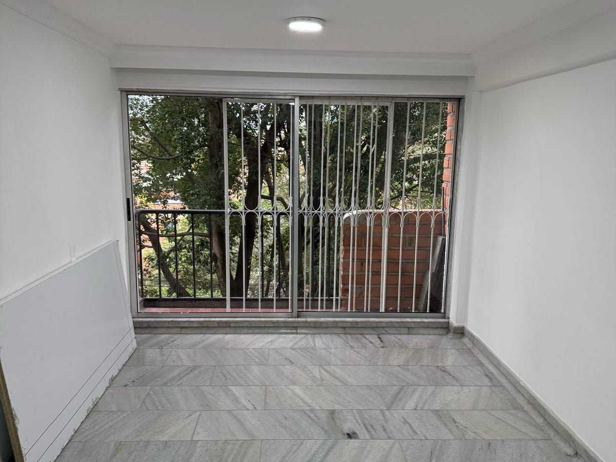Apartamento en arriendo Antioquia Medellín Loma De Los Bernal 67 m2 Habitaciones 3 Baños 2 Garajes 1 Precio $2950000